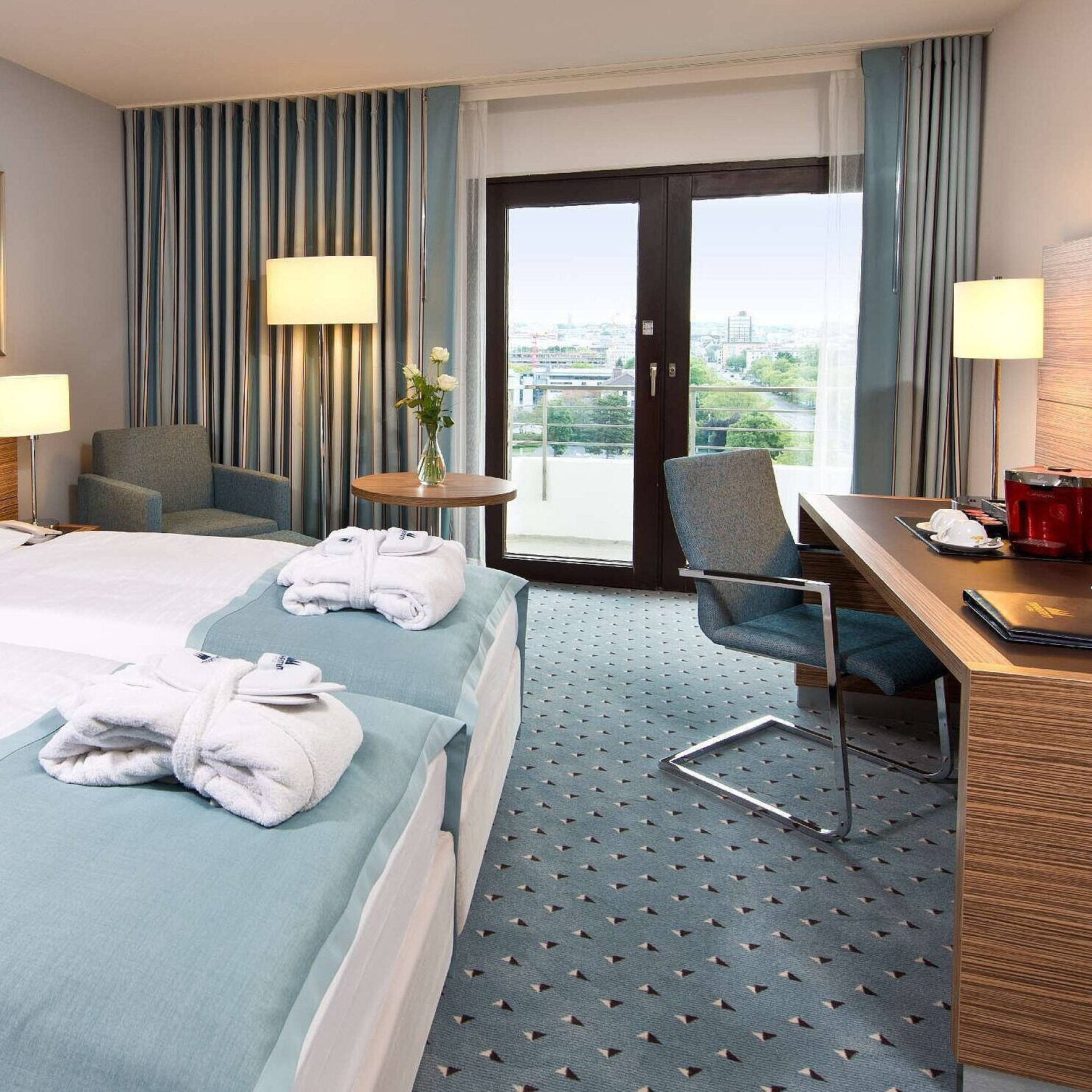 Superior Zimmer Superior Zimmer im Maritim Hotel Darmstadt mit stilvollem Design, Schreibtisch, Sitzecke und Doppelbett mit Bademänteln.