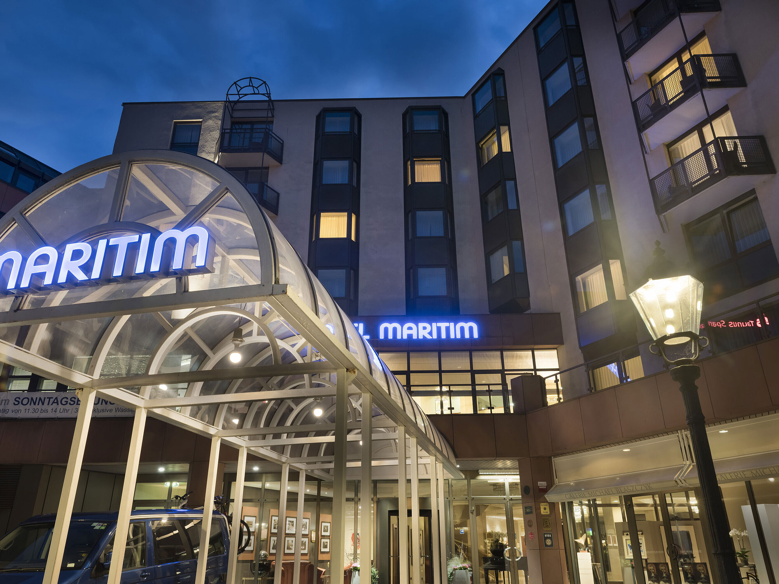 Eingang des Hotels Detailansicht des beleuchteten Eingangsbereichs im Maritim Hotel Bad Homburg bei Nacht.