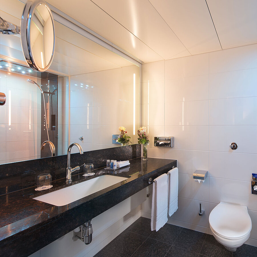 Badezimmer Geräumiges Bad mit Dusche, WC, Spiegel und Granitwaschtisch im Maritim Hotel Stuttgart