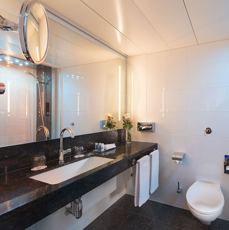 Badezimmer Geräumiges Bad mit Dusche, WC, Spiegel und Granitwaschtisch im Maritim Hotel Stuttgart