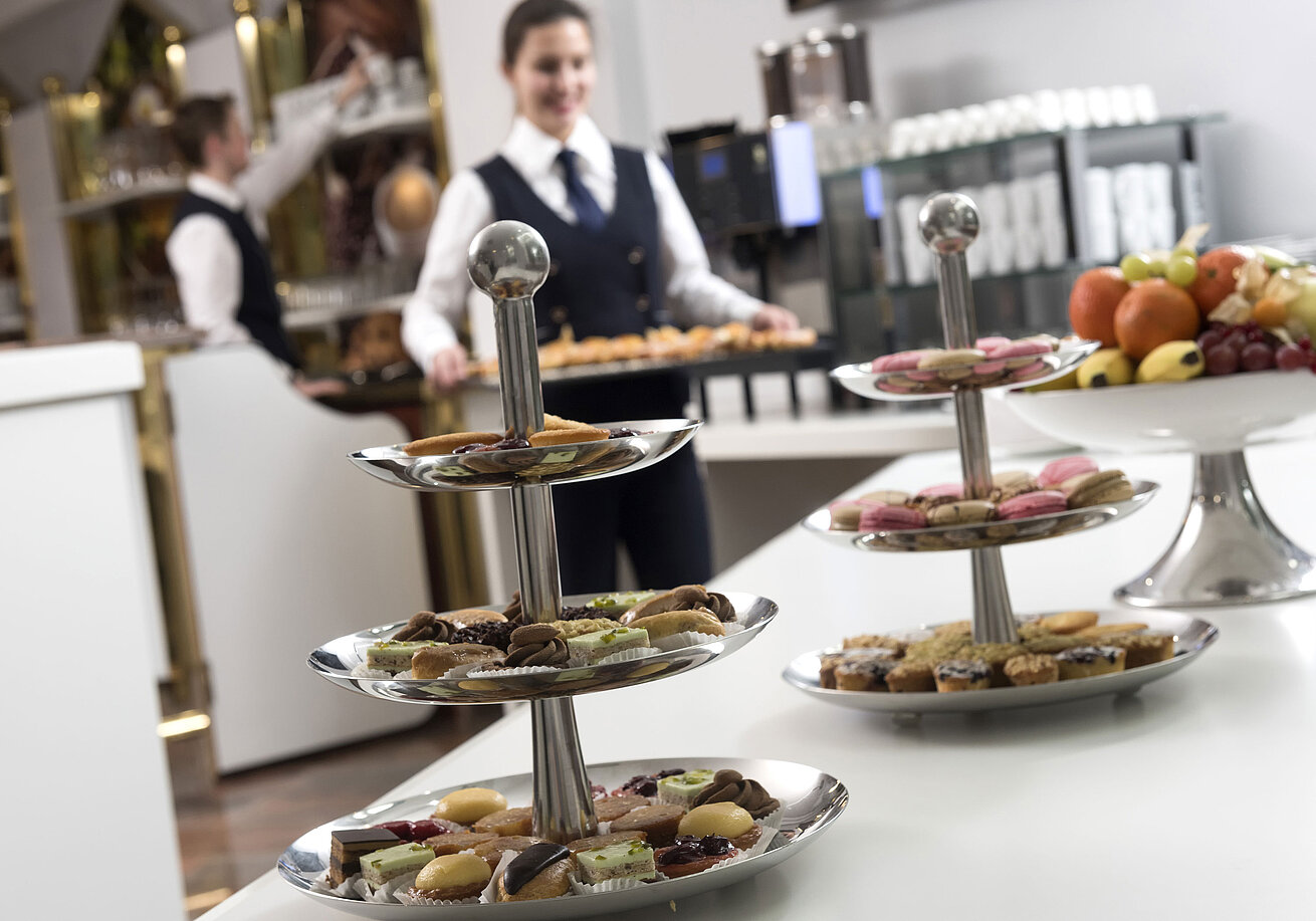 Kaffeepause Auswahl an Snacks, Obst und Gebäck mit Servicepersonal im Tagungsbereich des Maritim Hotel Stuttgart