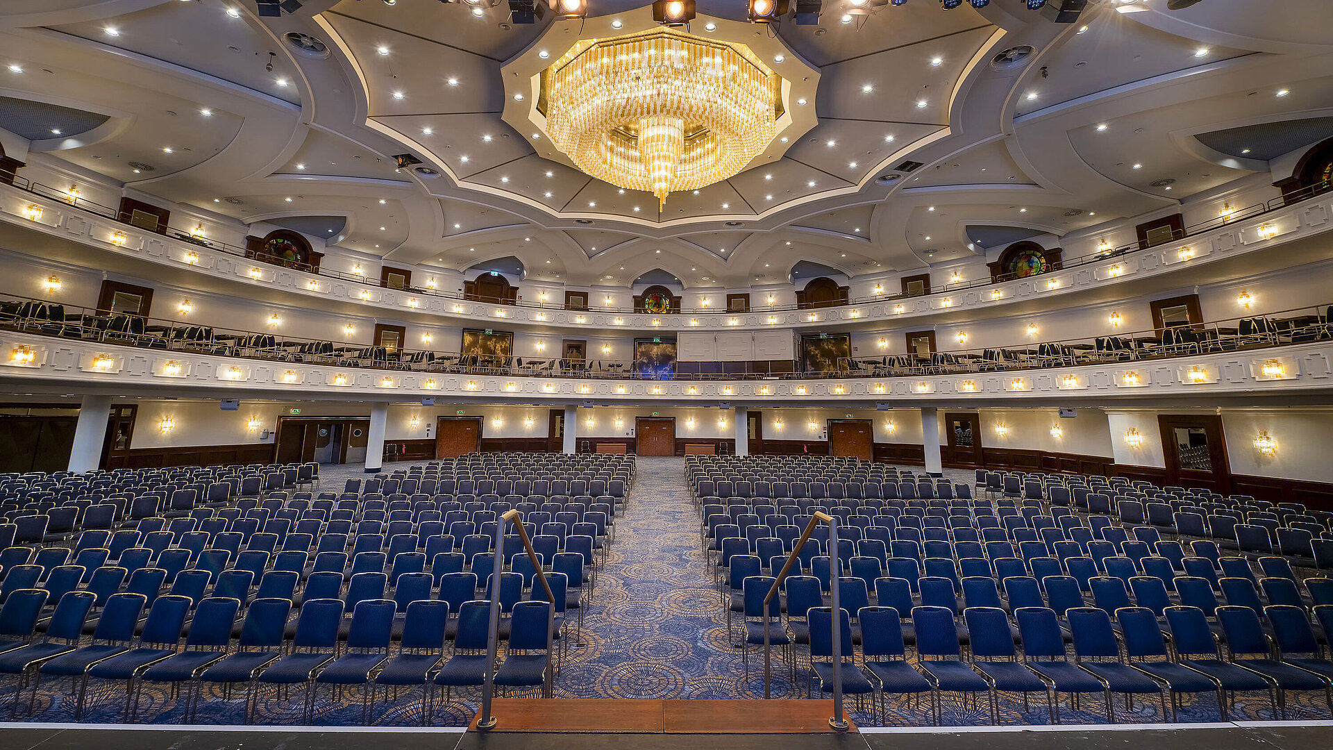 Saal Maritim Geräumiger Saal Maritim im Maritim Hotel Köln, ideal für große Veranstaltungen, mit luxuriöser Beleuchtung und Bestuhlung.