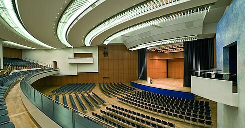 Einstein Saal Einstein Saal im Maritim Hotel Ulm mit Bühne und Präsentationsfläche.