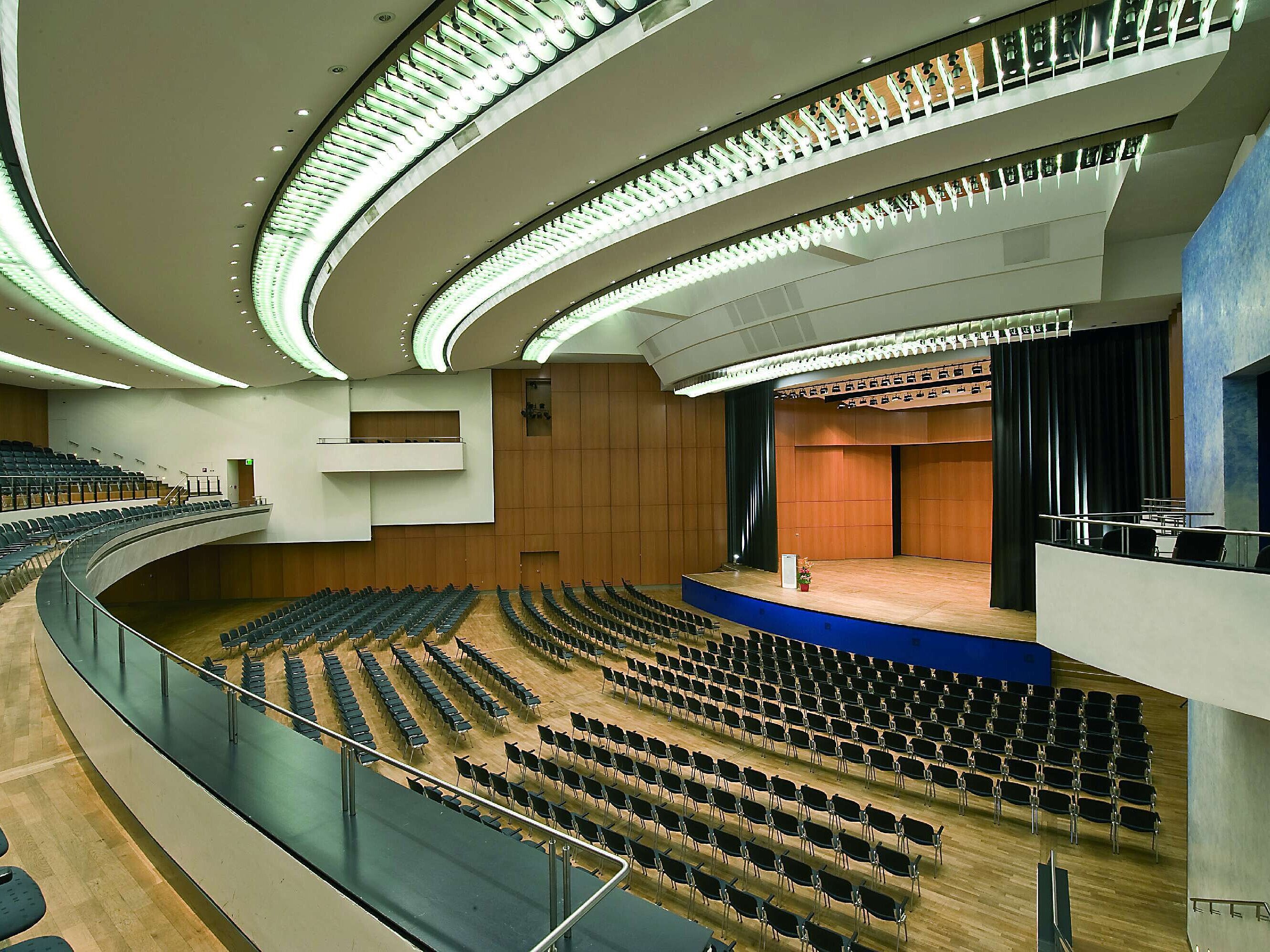 Einstein Saal Einstein Saal im Maritim Hotel Ulm mit Bühne und Präsentationsfläche.