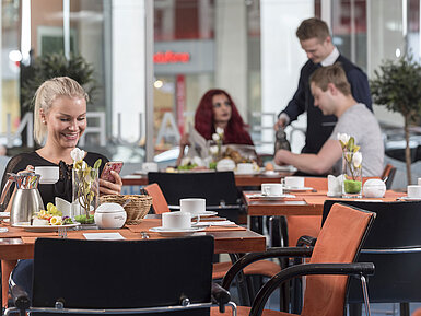 Restaurant "Galerie" Gäste genießen Frühstück im Restaurant des Maritim proArte Berlin. Ein freundliches Ambiente mit Service und frischen Speisen