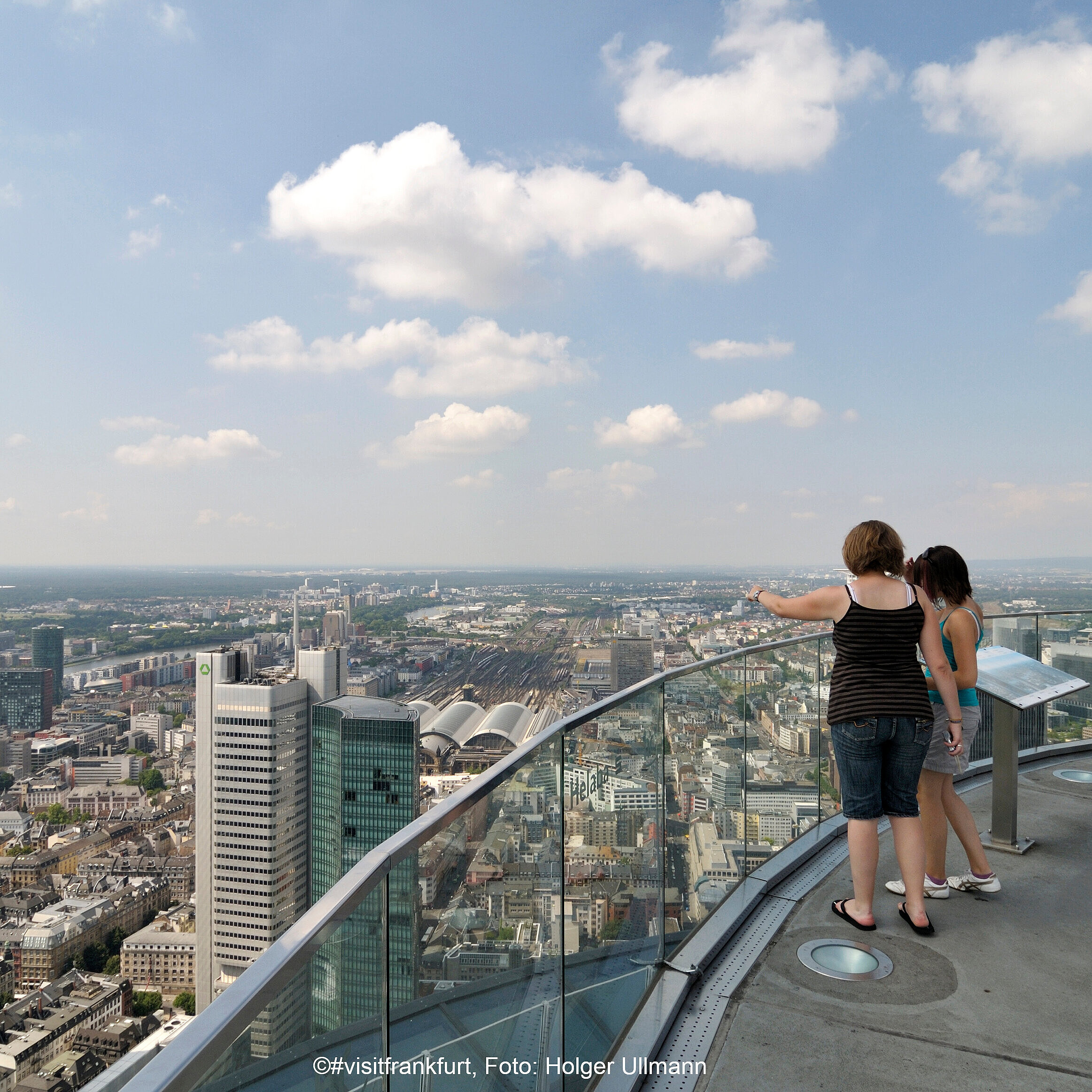 Main Tower Frankfurt Besucher genießen Aussicht über Frankfurt Skyline von Aussichtsplattform bei klarem Himmel