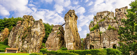 © Günter Albers - AdobeStock.com Die markanten Felsen der Externsteine im Teutoburger Wald an einem sonnigen Tag