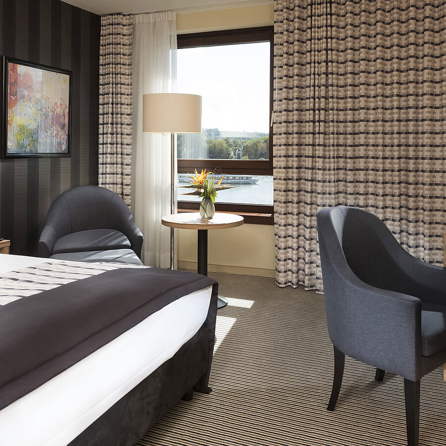 Superior Zimmer  Modernes Doppelzimmer im Maritim Hotel Königswinter mit Blick auf den Rhein und stilvoller Einrichtung.