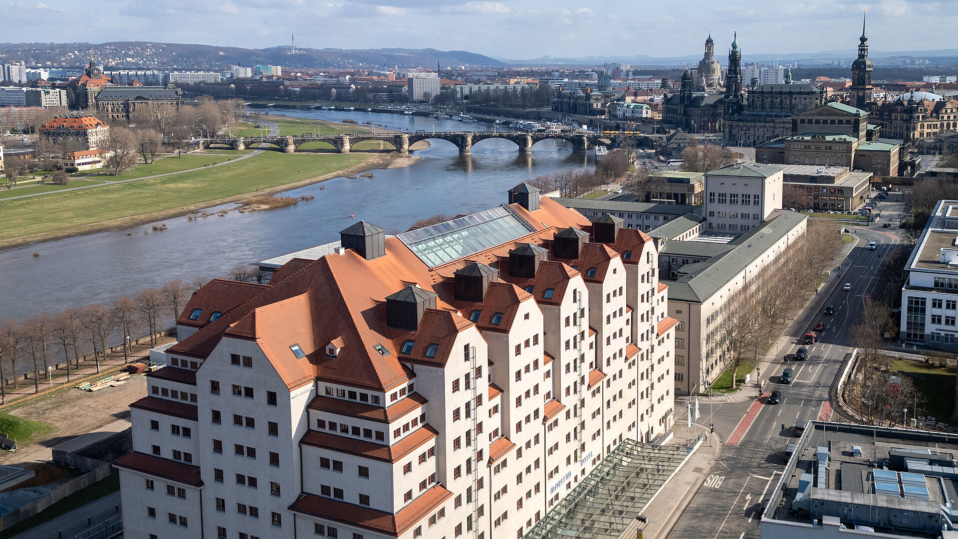 Außenansicht Außenansicht des Maritim Hotel Dresden mit charakteristischer Architektur direkt an der Elbe und Blick auf die Altstadt.