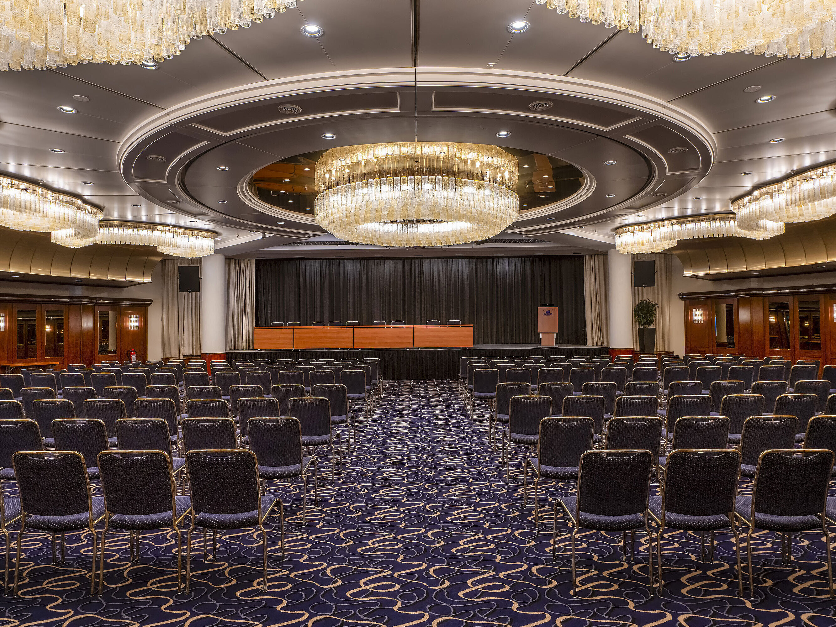 Saal Heumarkt Eleganter Saal Heumarkt im Maritim Hotel Köln, perfekt für Konferenzen, mit luxuriösen Kronleuchtern und moderner Bestuhlung.