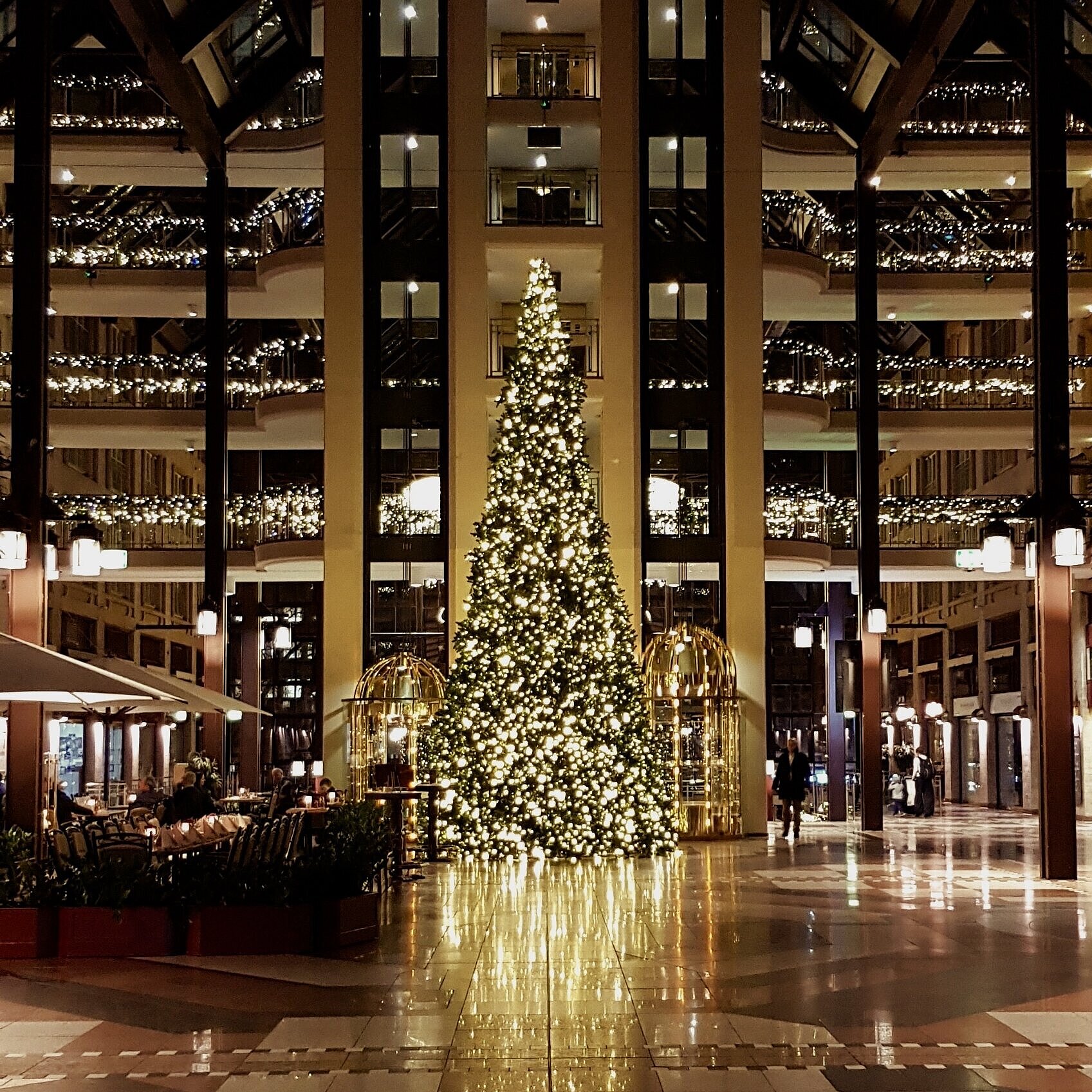 Hotellobby mit Weihnachtsbaum Weihnachtlich geschmückte Lobby im Maritim Hotel Köln mit großem Weihnachtsbaum