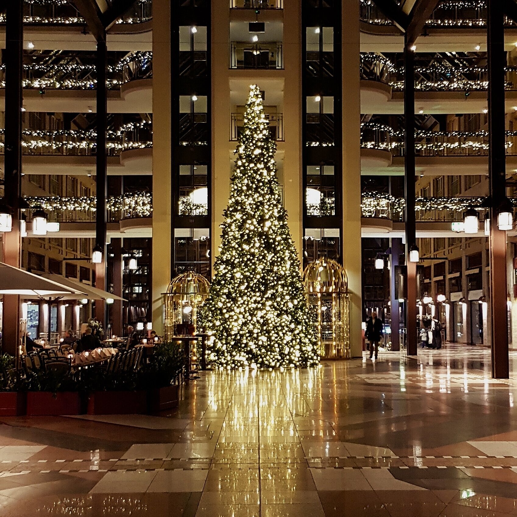 Hotellobby mit Weihnachtsbaum Weihnachtlich geschmückte Lobby im Maritim Hotel Köln mit großem Weihnachtsbaum