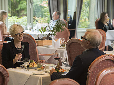 Hotelrestaurant mit Sonnenterrasse Gäste beim Abendessen im stilvollen Restaurant des Maritim Hotel Bad Salzuflen mit Blick ins Grüne