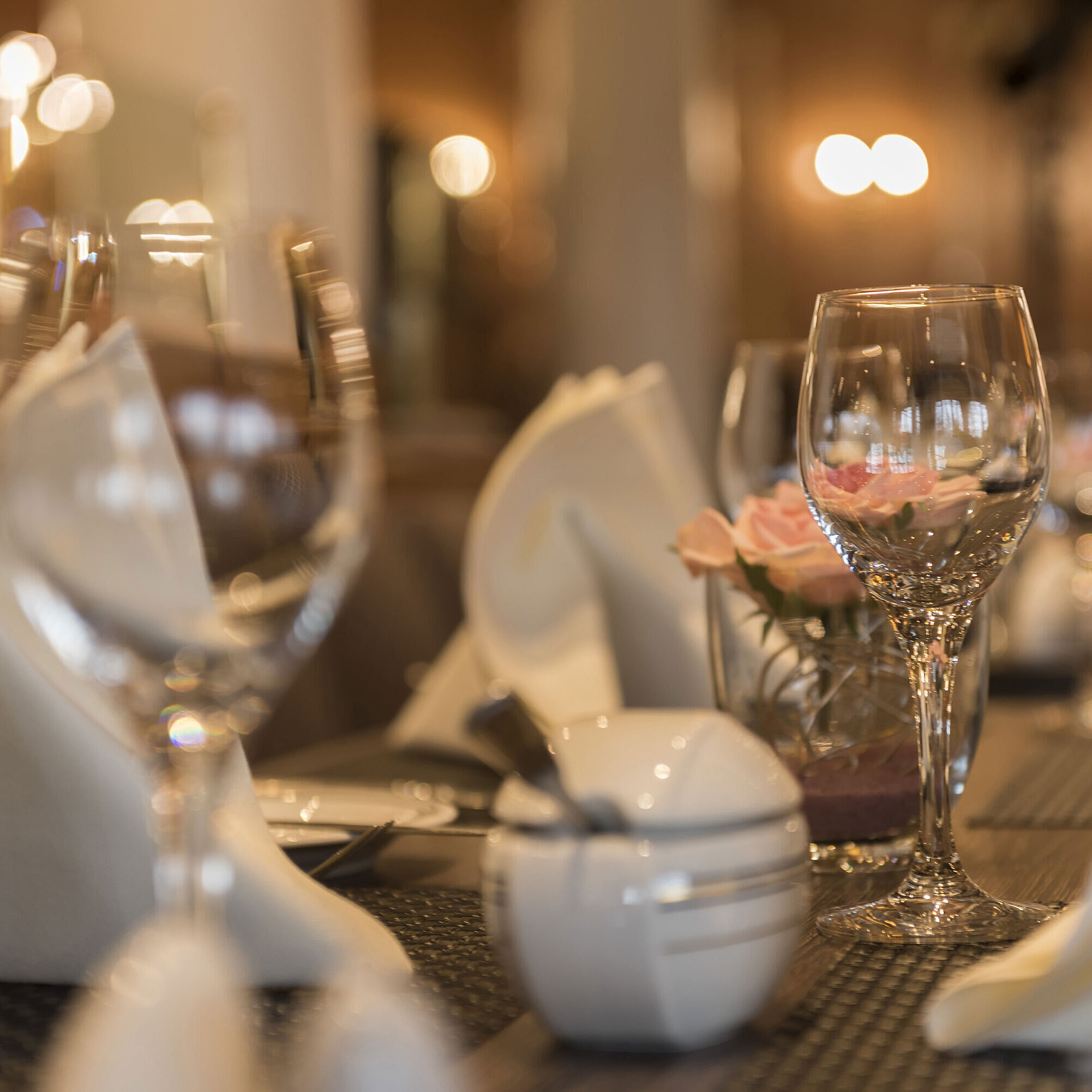 Restaurant "Ulmer Gulden"/"Donaustube" Nahaufnahme von Gläsern, Servietten und Tischdeko im Restaurant des Maritim Hotel Ulm