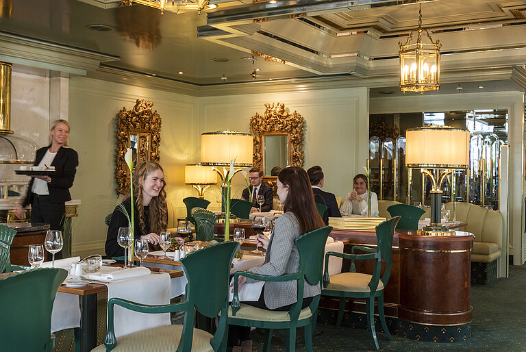 Restaurant "La Galerie" Gäste genießen ihr Essen im eleganten Restaurant La Galerie im Maritim Hotel Köln,umgeben von stilvollen Spiegeln und Lampen