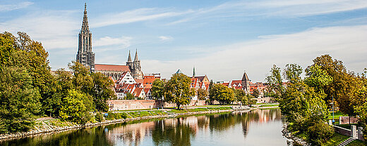 © stefanie - AdobeStock.com Altstadt von Ulm mit Donauufer und Ulmer Münster im Hintergrund