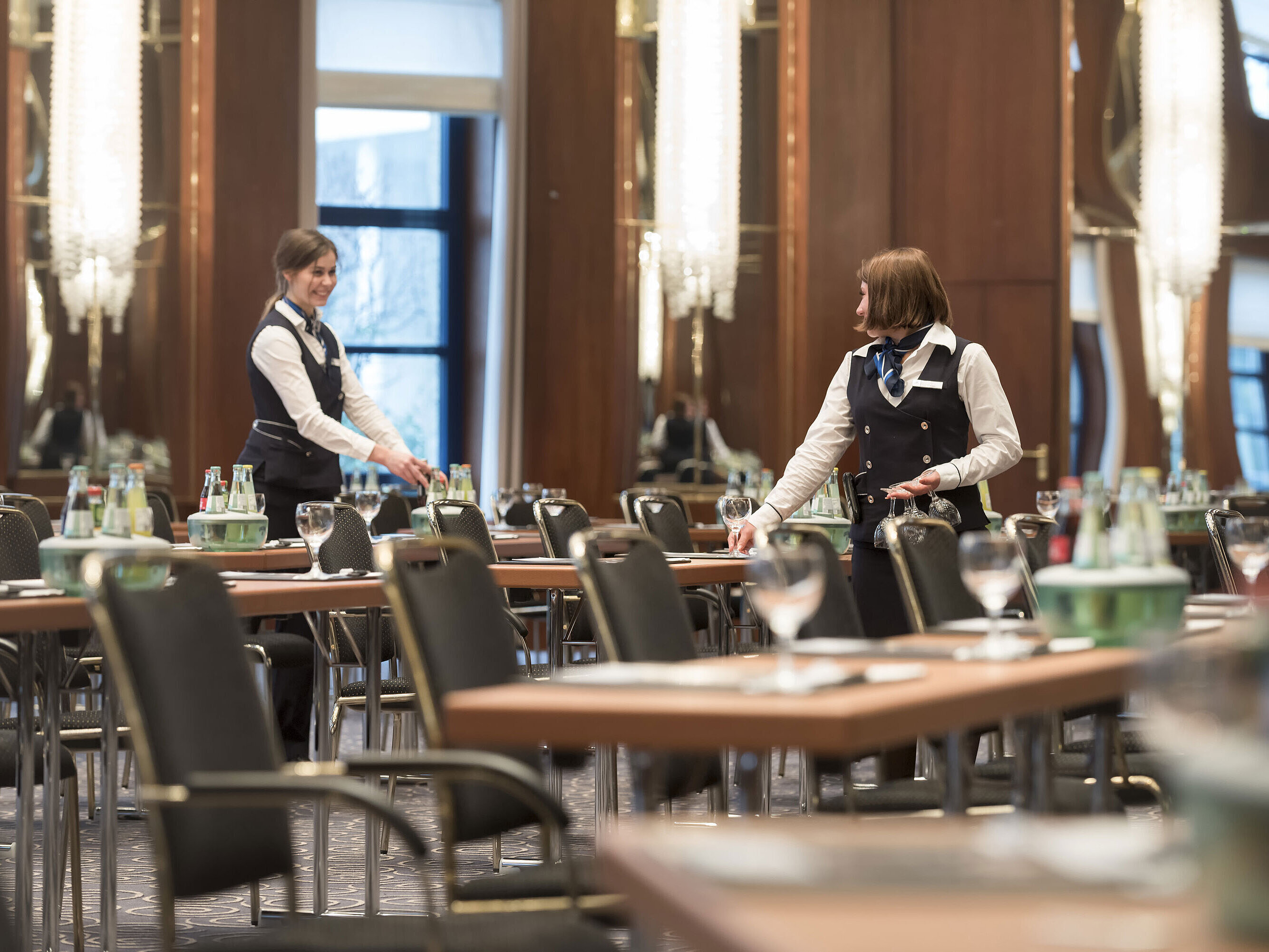 Saal Beethoven Das Bild zeigt den Saal Beethoven im Maritim Hotel Bonn, vorbereitet für Konferenzen mit Getränken und Servicepersonal.