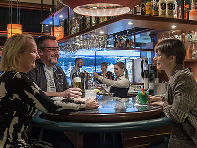 Hotelbar Gäste unterhalten sich an der Bar und genießen Drinks im Maritim Hotel Travemünde