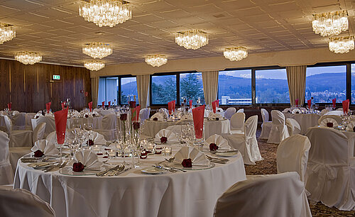 Dachgarten Großer Saal mit runden Tischen, eleganter Deko und Blick ins Grüne im Maritim Hotel Bad Salzuflen
