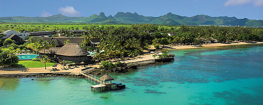 Vogelperspektive Luftaufnahme des Maritim Hotel Mauritius mit Strand, Lagune und tropischer Landschaft