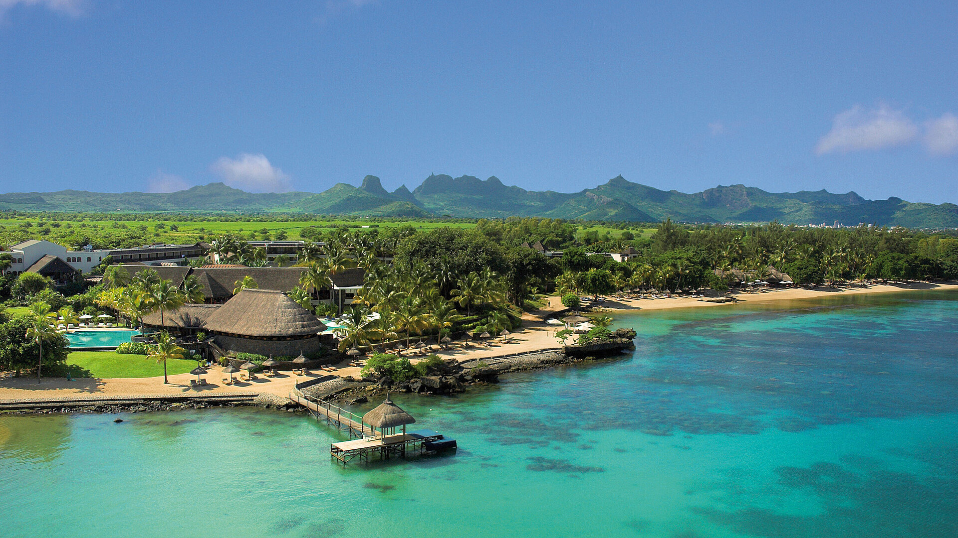 Vogelperspektive Luftaufnahme des Maritim Hotel Mauritius mit Strand, Lagune und tropischer Landschaft