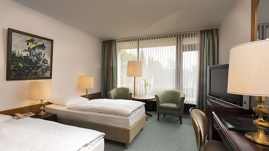Classic Zimmer Doppelzimmer mit zwei Betten, Sesseln, Schreibtisch und Balkon im Maritim Hotel Bad Salzuflen