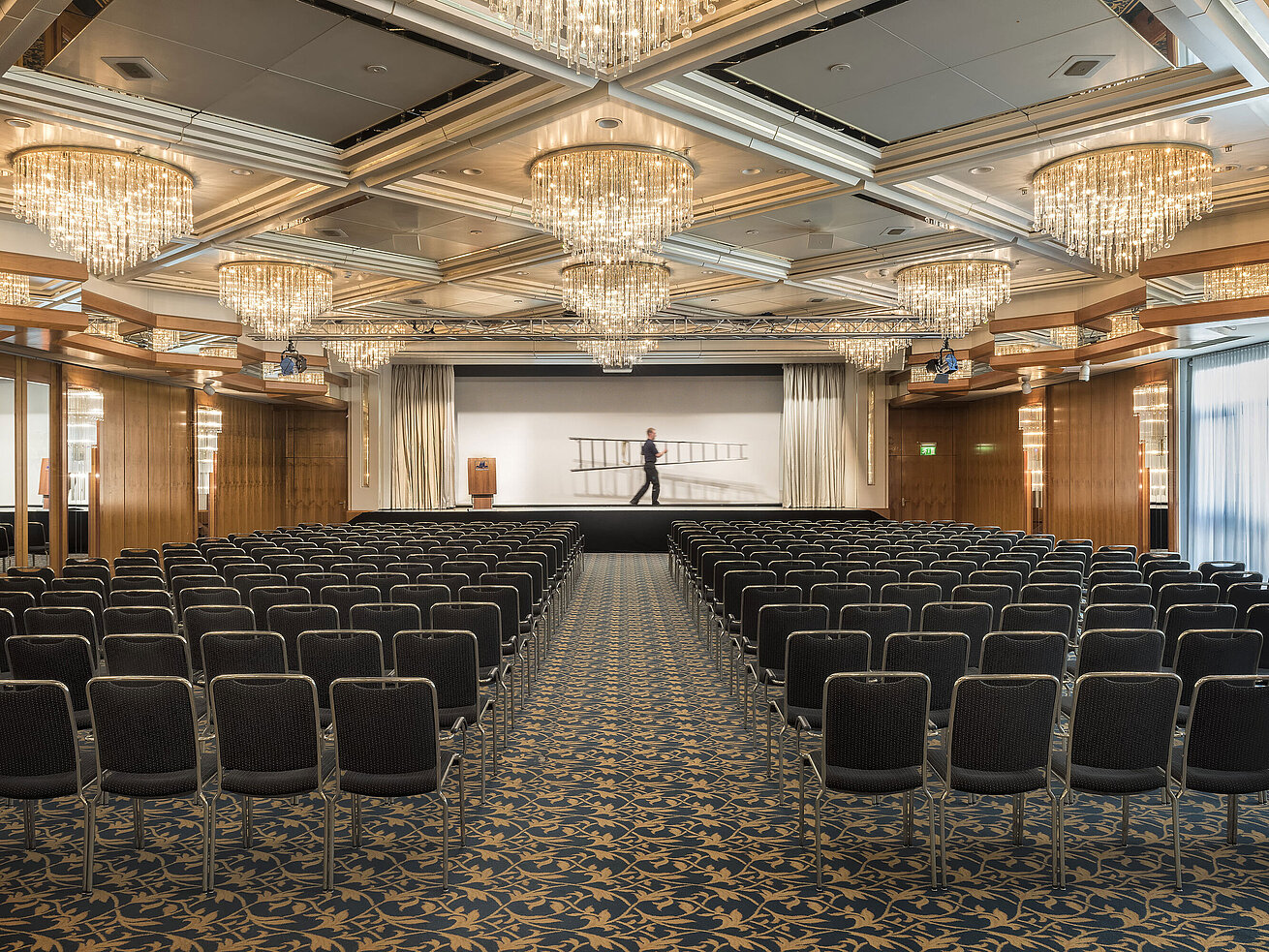 Saal Hannover Eleganter Veranstaltungssaal mit Kristalllüstern, Reihenbestuhlung und großer Bühne im Maritim Hotel Hannover.