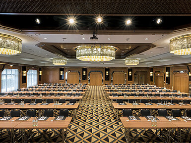 Saal Maritim Parlament Eleganter Tagungssaal mit Bühne, Kronleuchtern und moderner Bestuhlung im Maritim Hotel Königswinter.