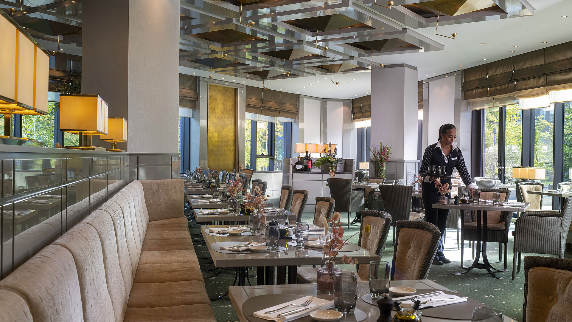 Restaurant Bottacio Stilvoll eingerichtetes Restaurant im Maritim Hotel Düsseldorf mit gedeckten Tischen und einer Servicemitarbeiterin.