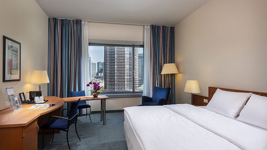 Superior Skyline Zimmer Superior Zimmer im Maritim Hotel Frankfurt mit Doppelbett, Schreibtisch und Blick auf die Frankfurter Skyline.