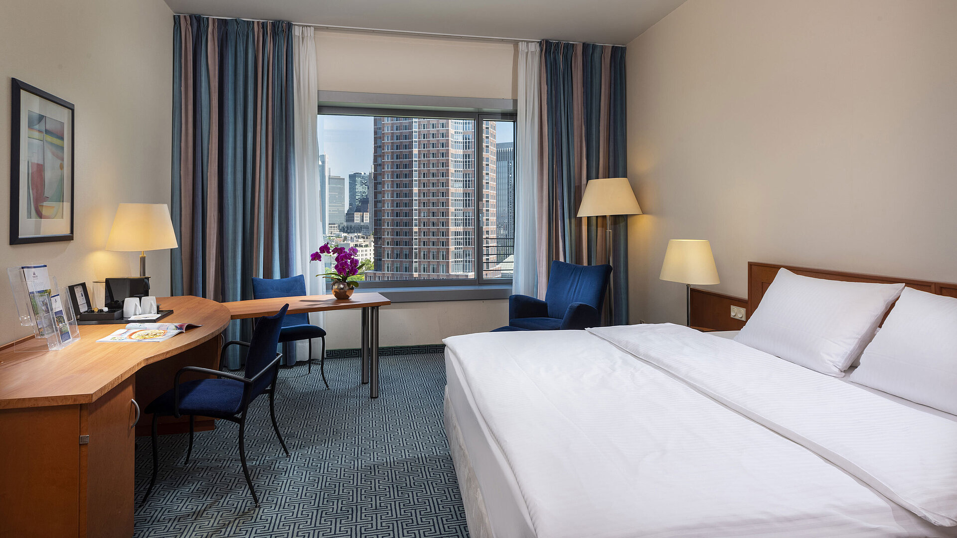 Superior Skyline Zimmer Superior Zimmer im Maritim Hotel Frankfurt mit Doppelbett, Schreibtisch und Blick auf die Frankfurter Skyline.