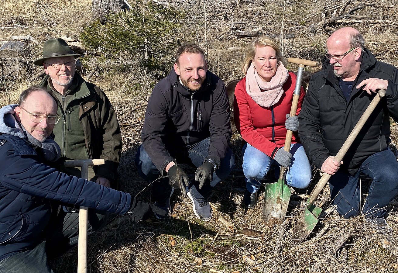Baumpflanzaktion von Maritim Hotels Gruppe beim Bäume pflanzen im Wald als Nachhaltigkeitsprojekt von Maritim Hotels.
