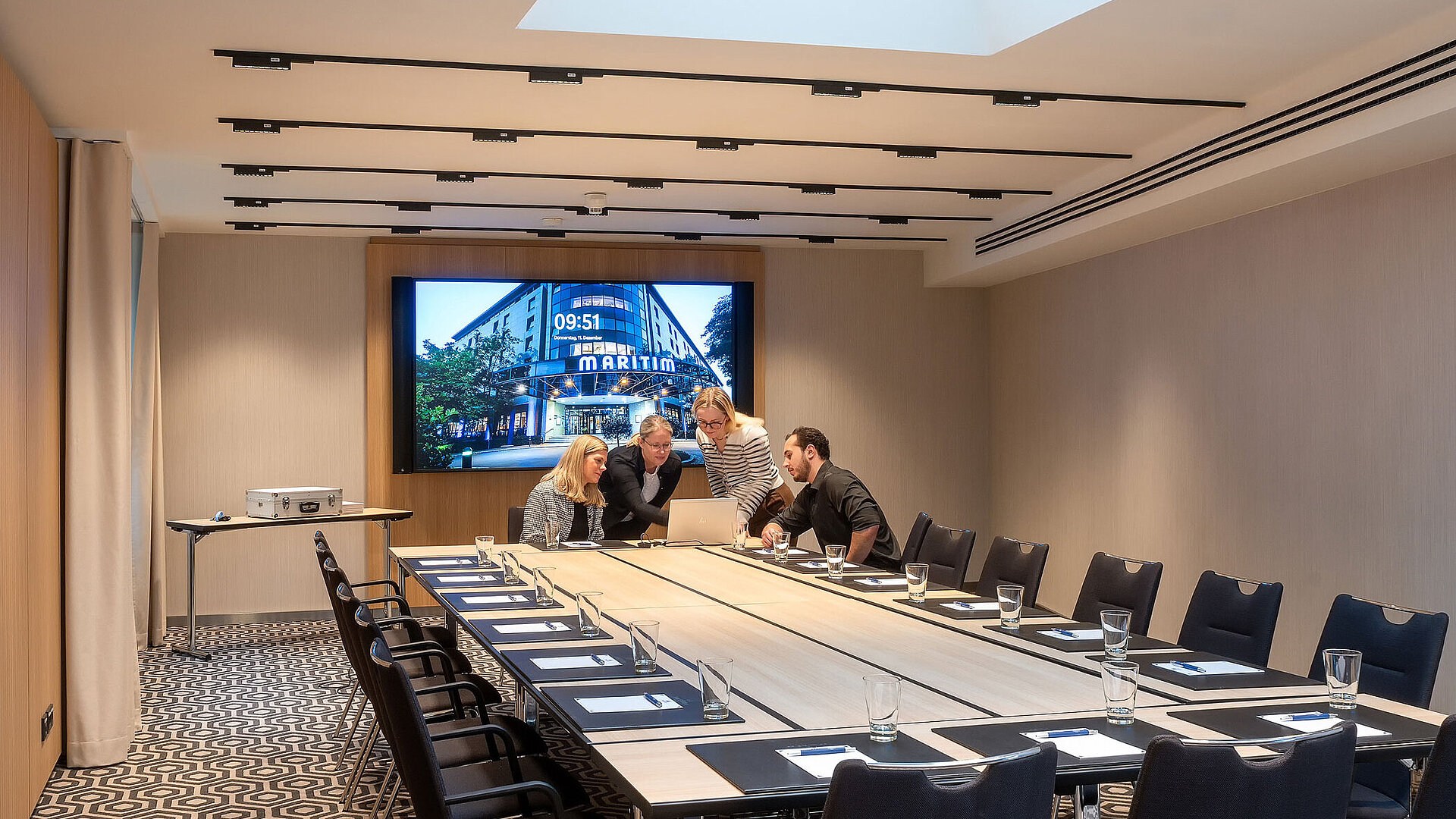 Meetingraum 2 Meetingraum 2 mit Konferenztisch, moderner Technik, Bildschirm und professionellem Ambiente für Besprechungen.