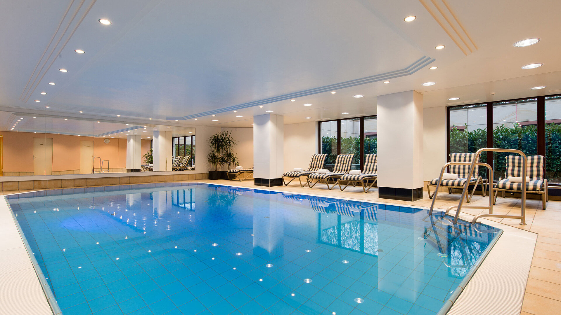 Schwimmbad Modernes Hallenbad im Maritim Hotel Fulda mit Liegestühlen, großen Fenstern und entspannter Atmosphäre.
