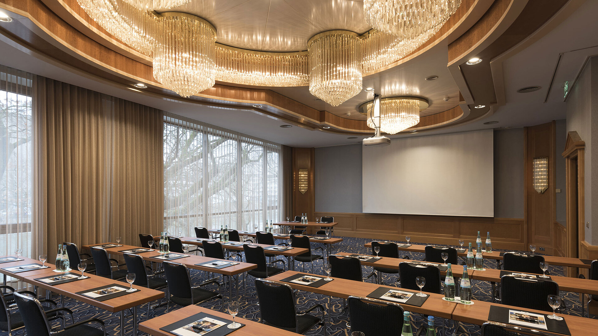 Saal Bonn Parlament Eleganter Tagungsraum mit Reihenbestuhlung, Kronleuchtern und Projektionsfläche im Maritim Hotel Ulm.
