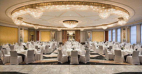 Saal Schumann Saal Schumann im Maritim Hotel Bonn mit festlicher Deko und eleganten Kronleuchtern, ideal für Hochzeiten und Bankette.