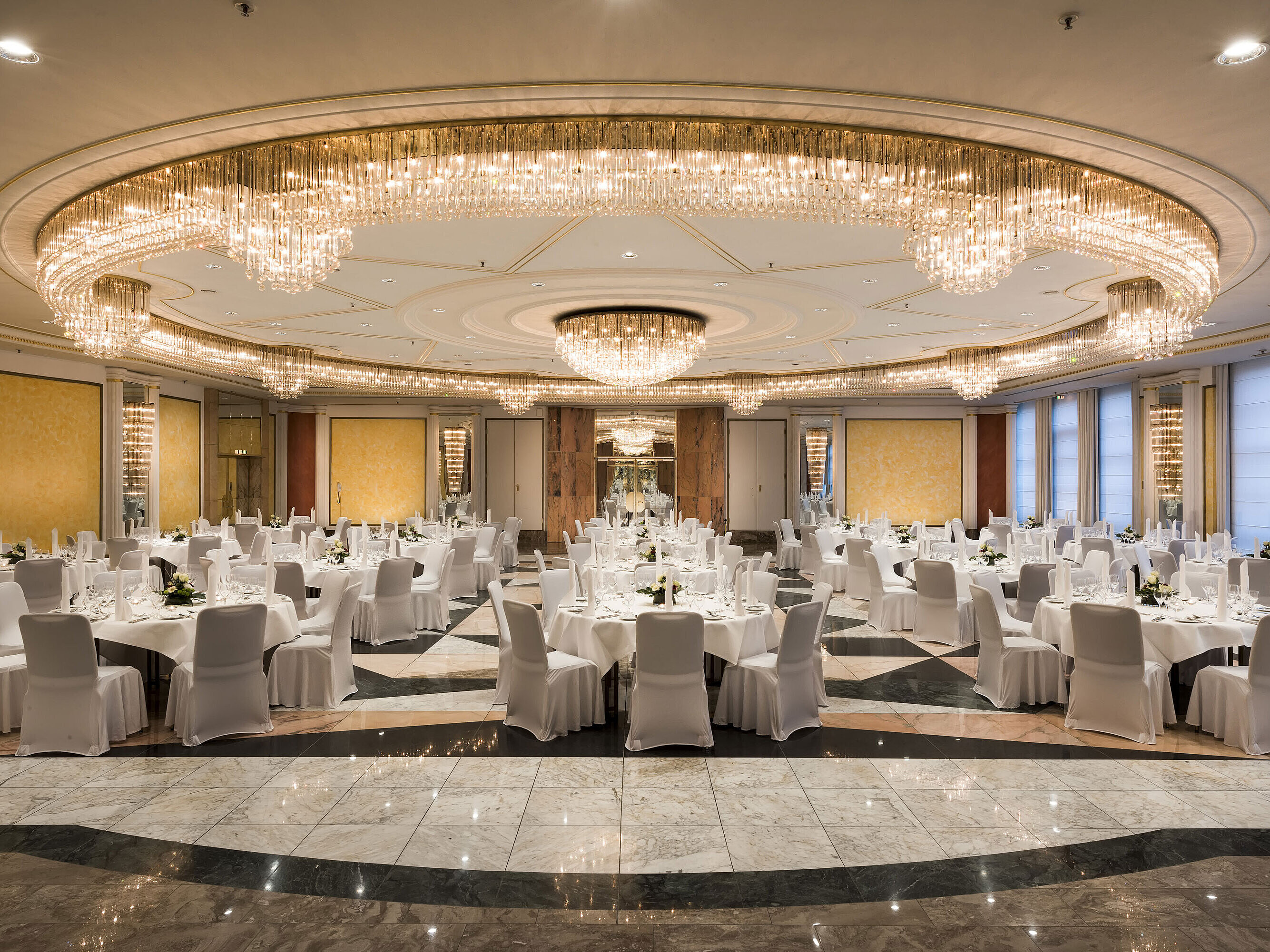 Saal Schumann Saal Schumann im Maritim Hotel Bonn mit festlicher Deko und eleganten Kronleuchtern, ideal für Hochzeiten und Bankette.