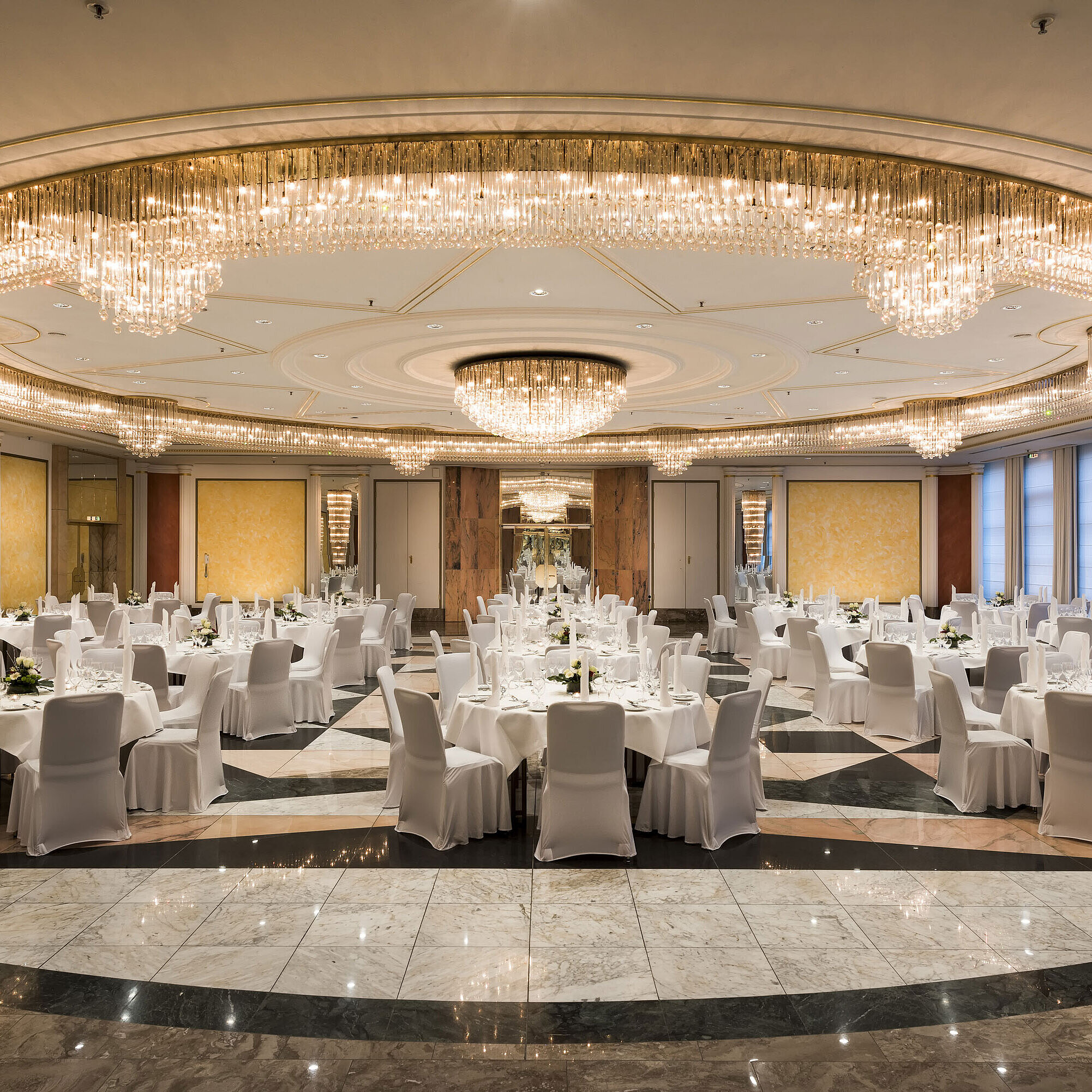 Saal Schumann Saal Schumann im Maritim Hotel Bonn mit festlicher Deko und eleganten Kronleuchtern, ideal für Hochzeiten und Bankette.