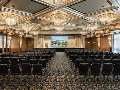 Saal Hannover Eleganter Veranstaltungssaal mit Kristalllüstern, Reihenbestuhlung und großer Bühne im Maritim Hotel Hannover.