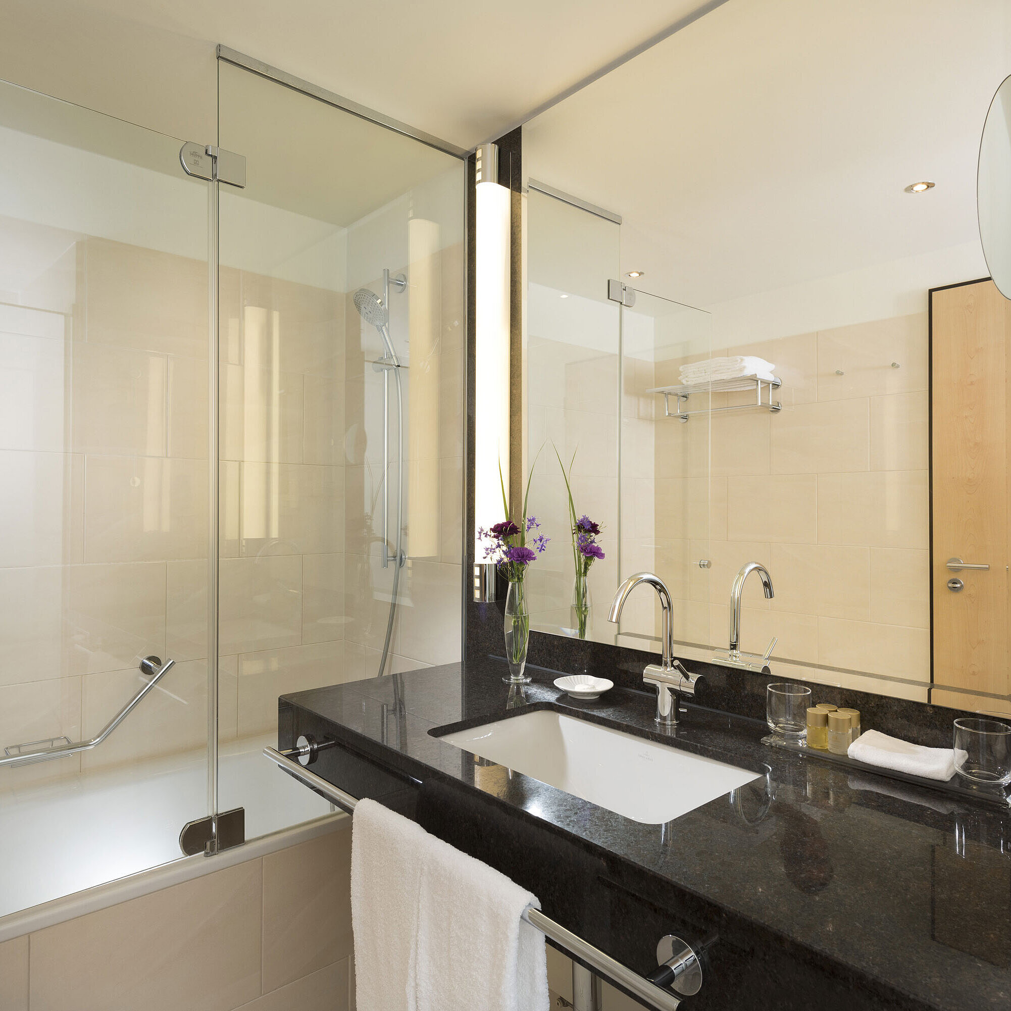 Classic Zimmer Badezimmer Elegantes Badezimmer im Maritim Hotel Düsseldorf mit großer Badewanne, Spiegel, Waschbecken und modernen Armaturen.