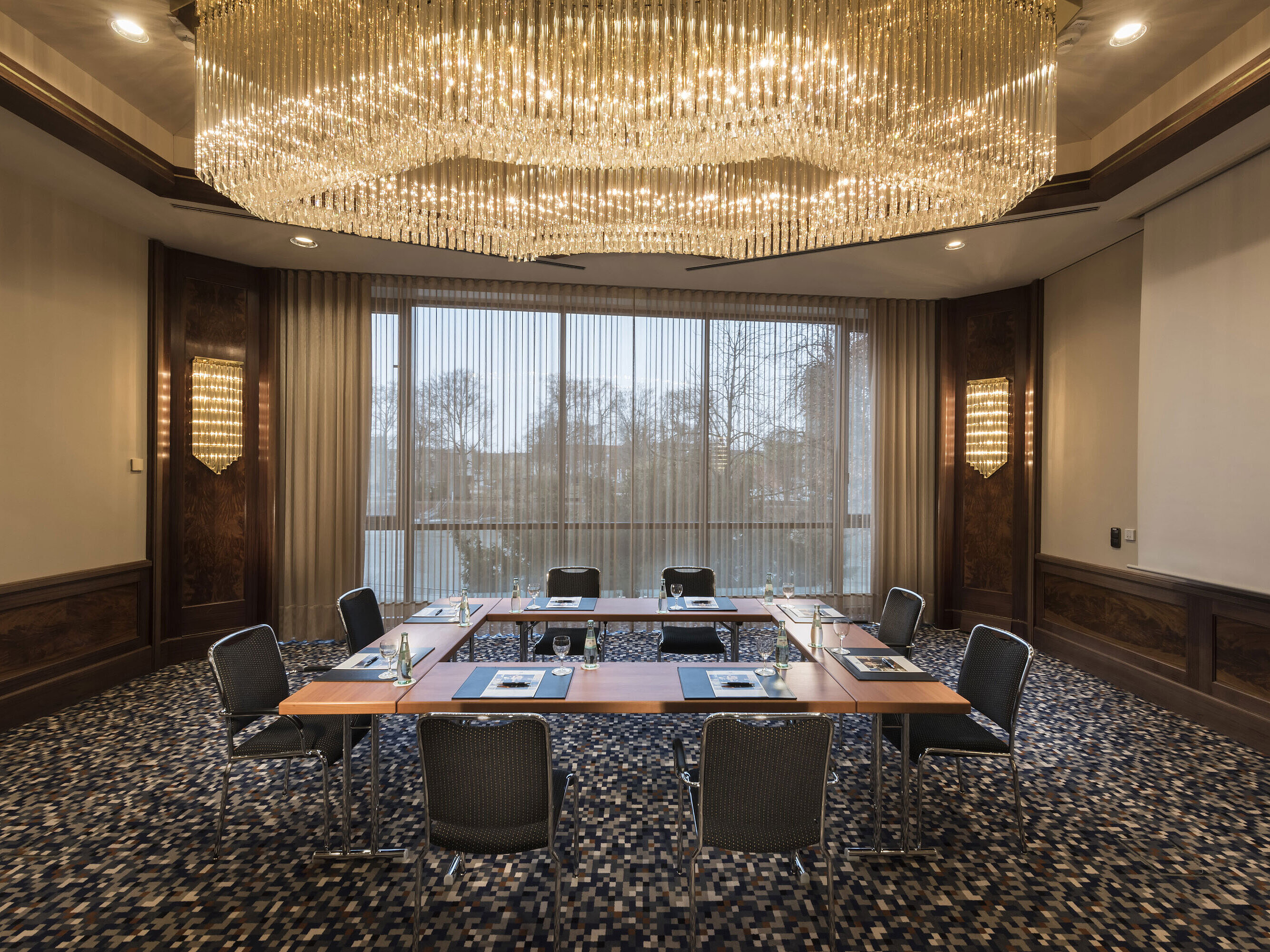 Salon Würzburg Exklusiver Tagungsraum mit großem Kronleuchter und Tageslicht im Maritim Hotel Ulm.