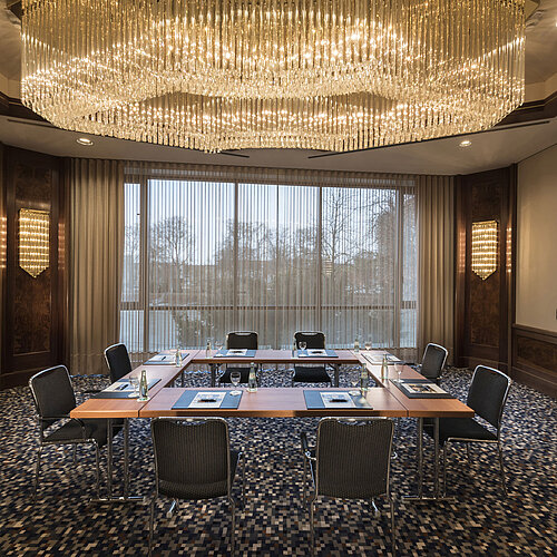 Salon Würzburg Exklusiver Tagungsraum mit großem Kronleuchter und Tageslicht im Maritim Hotel Ulm.