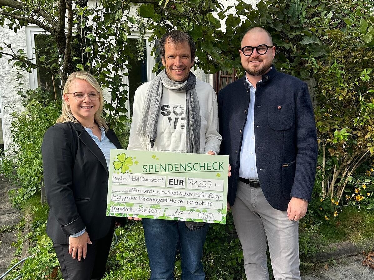 Scheck-Übergabe in der KITA Kunterbunt Scheck-Übergabe in der KITA Kunterbunt