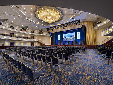 Saal Maritim Geräumiger Saal Maritim im Maritim Hotel Köln, ideal für große Veranstaltungen, mit luxuriöser Beleuchtung und Bestuhlung.
