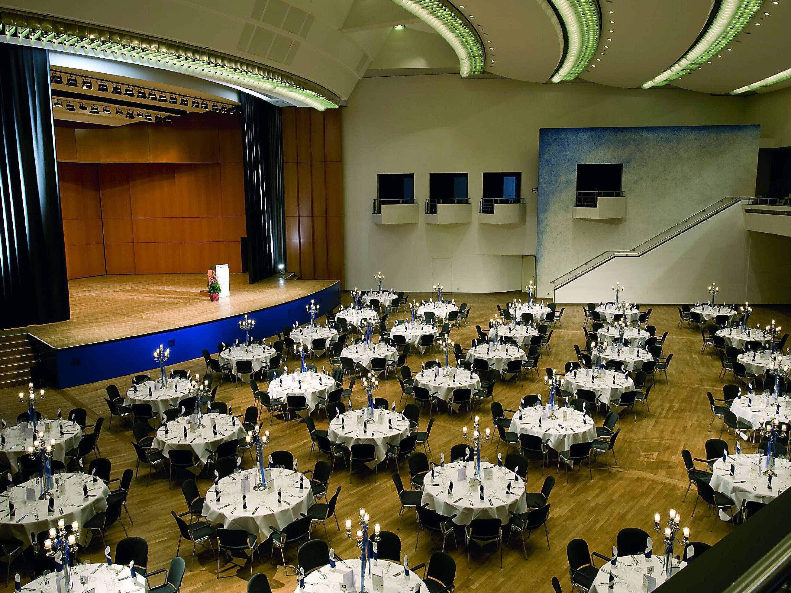 Einstein Saal Großer Veranstaltungssaal im Maritim Hotel Ulm mit Bühne und Bankettbestuhlung für festliche Events