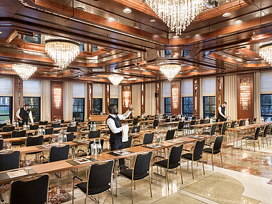 Saal Reger Parlament Saal Reger im Maritim Hotel Bonn, mit eleganter Beleuchtung und Reihenbestuhlung, ideal für Veranstaltungen und Konferenzen.