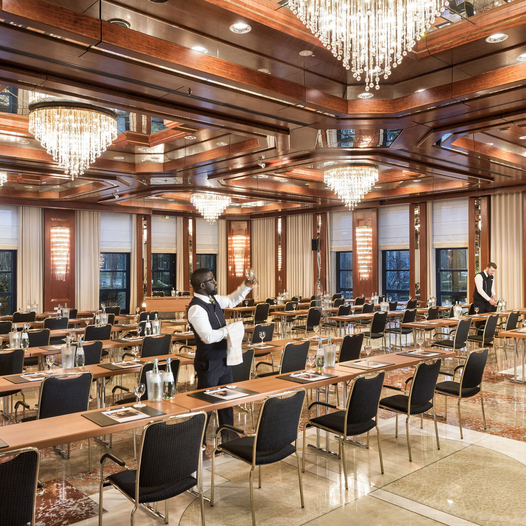 Saal Reger Parlament Saal Reger im Maritim Hotel Bonn, mit eleganter Beleuchtung und Reihenbestuhlung, ideal für Veranstaltungen und Konferenzen.