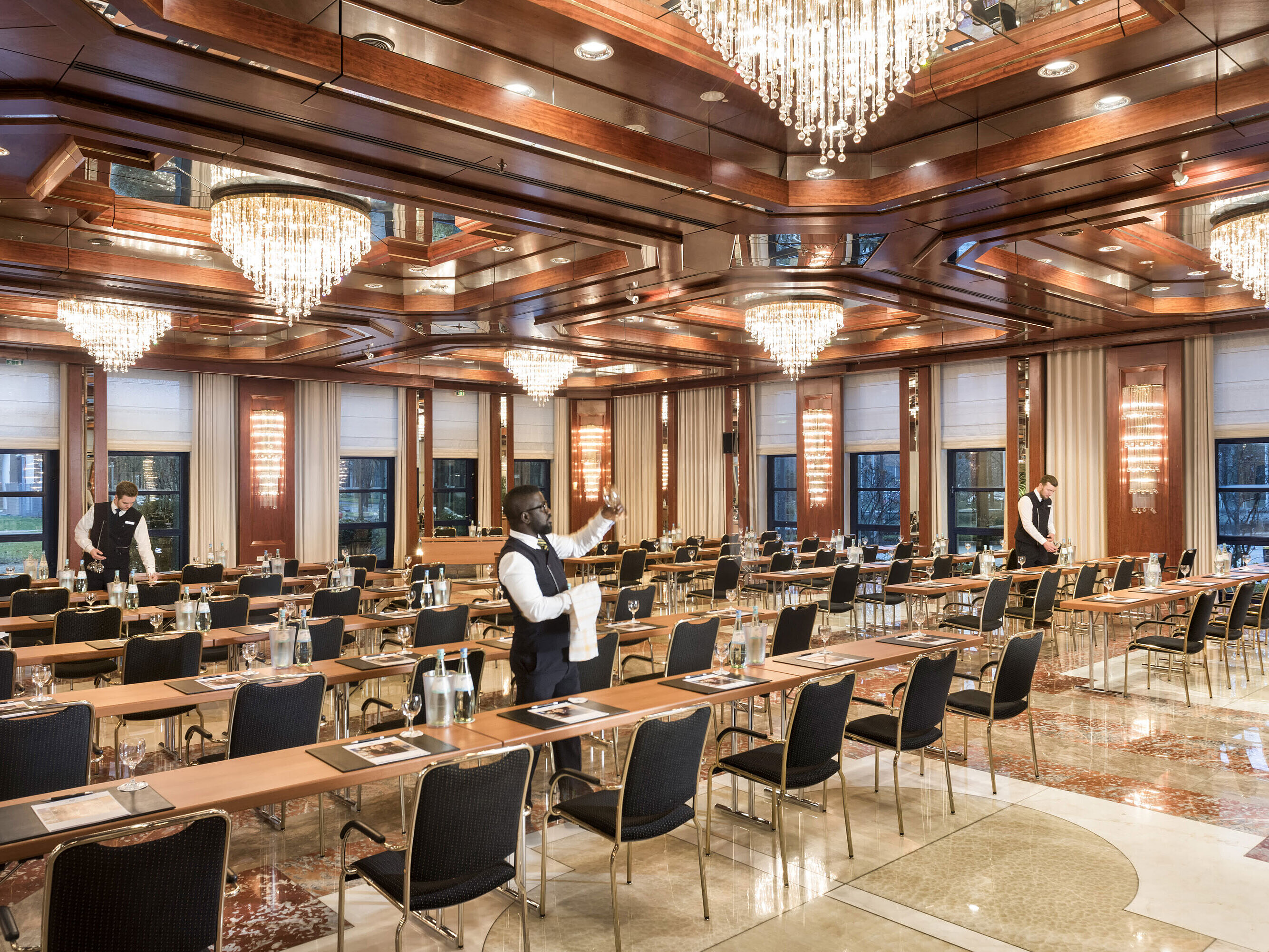 Saal Reger Parlament Saal Reger im Maritim Hotel Bonn, mit eleganter Beleuchtung und Reihenbestuhlung, ideal für Veranstaltungen und Konferenzen.