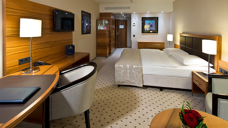 Classic Zimmer Komfortables Classic Zimmer im Maritim Hotel Bad Homburg mit modernem Design und Schreibtisch