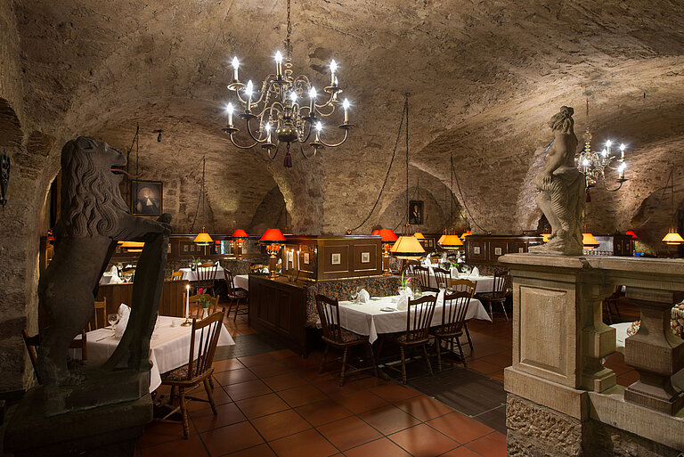 Restaurant "Dianakeller" Historisches Restaurant im Maritim Hotel Fulda mit Gewölbedecke, Kerzenlicht und rustikalem Ambiente.